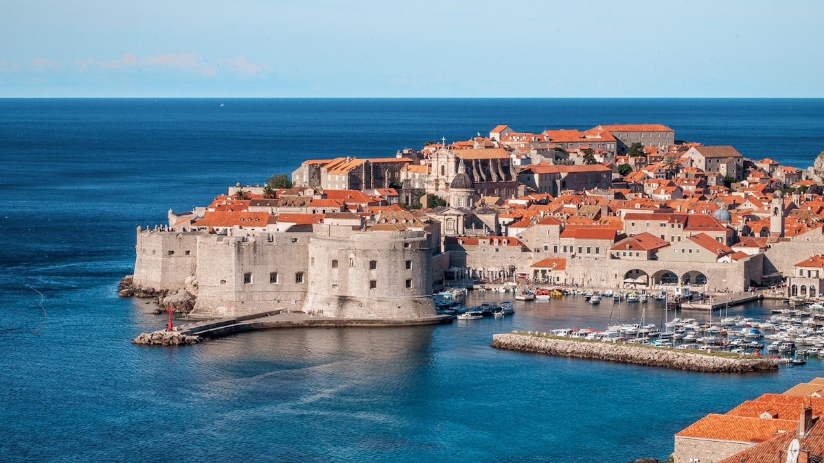 Remparts et vieille ville de Dubrovnik au bord de l'Adriatique