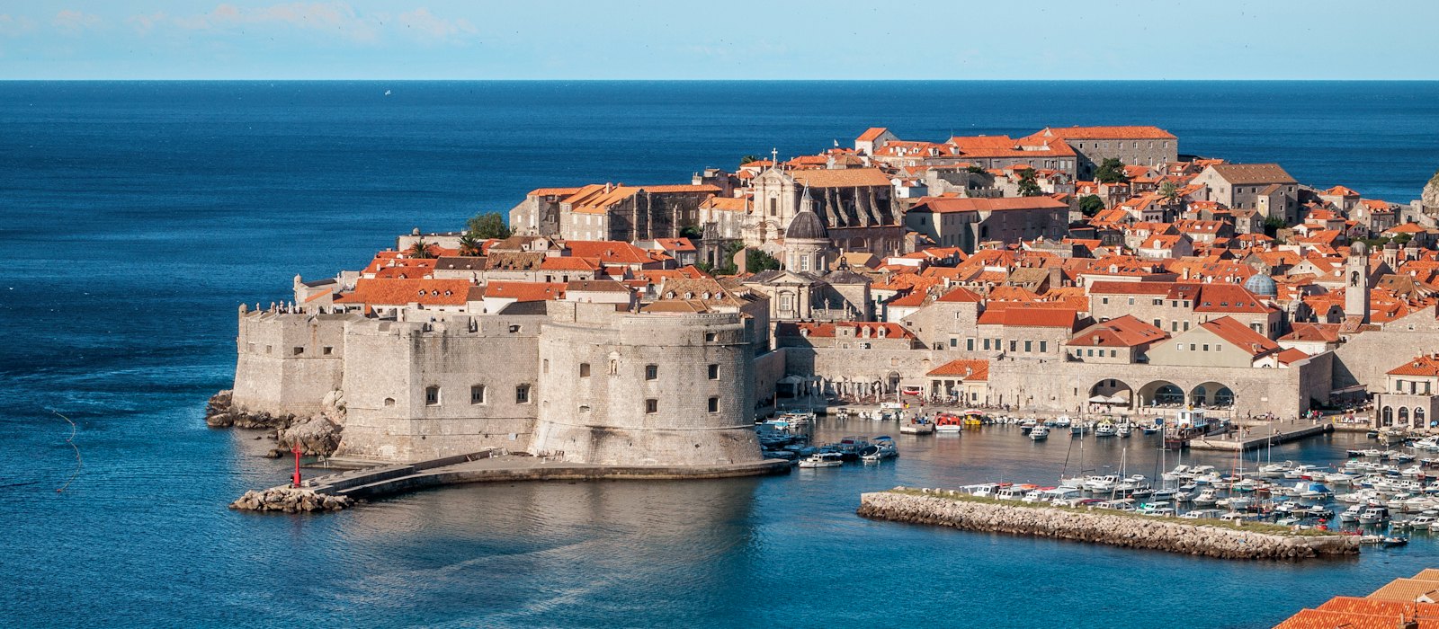 Les remparts et le vieux port de Dubrovnik avancés dans l'Adriatique