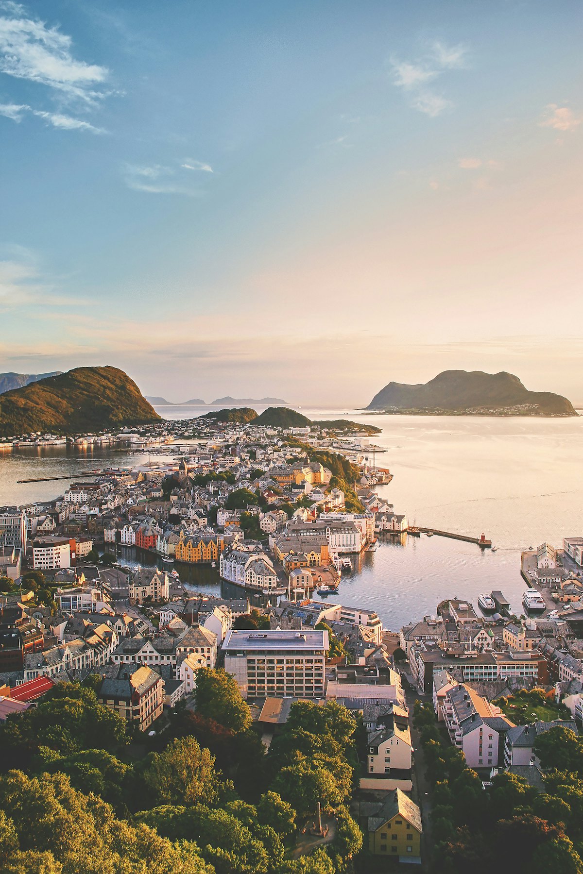 Vue panoramique sur Ålesund et ses îles depuis les hauteurs du mont Aksla