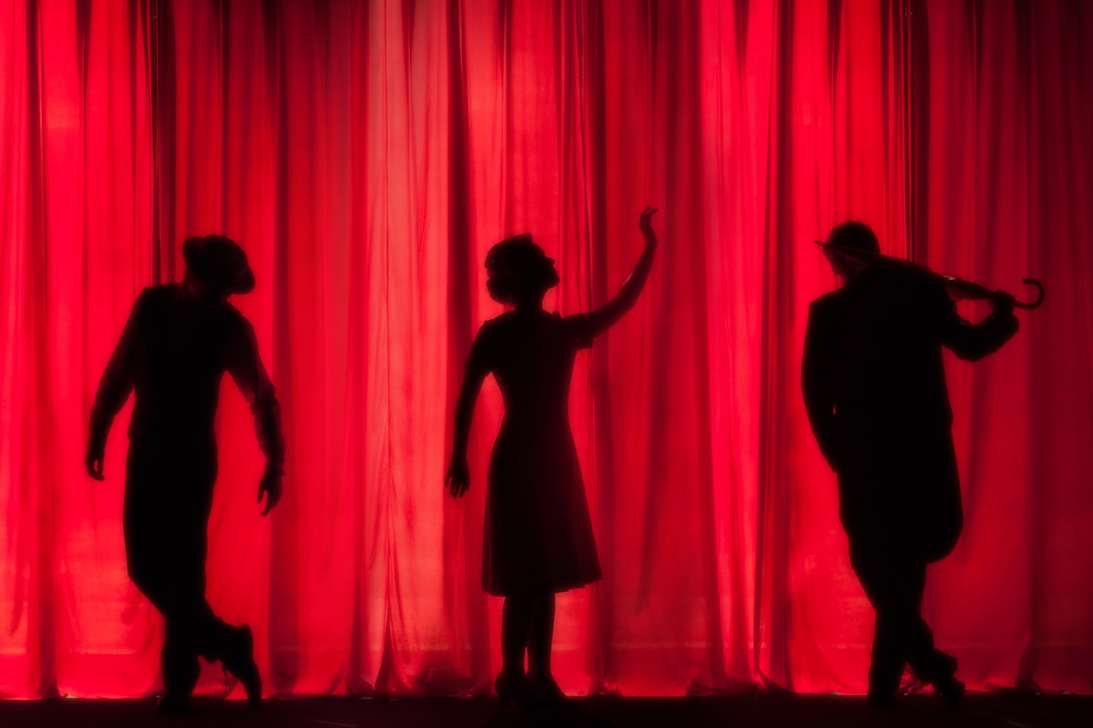 Silhouettes d'artistes sur une scène de théâtre