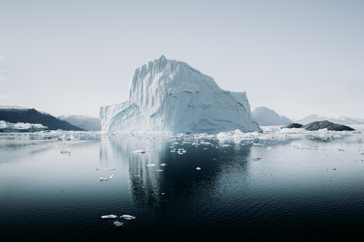 Iceberg tabulaire se reflétant dans une eau calme au large du Groenland