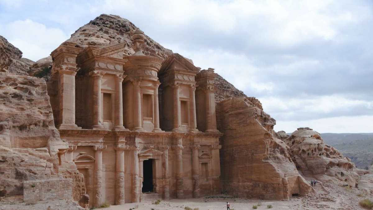 La façade du Monastère, Ad Deir, taillée dans le grès rose de Pétra, en Jordanie