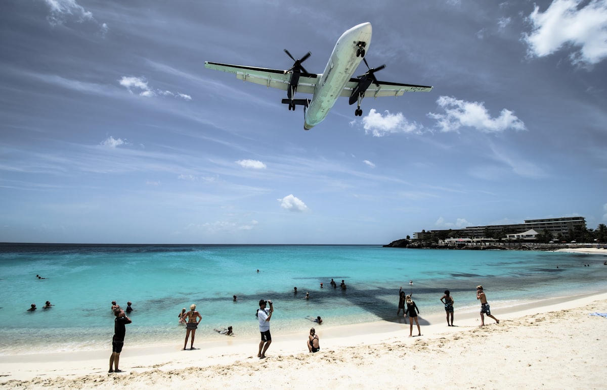 Avion de ligne survolant à basse altitude la plage de Maho à Saint-Martin