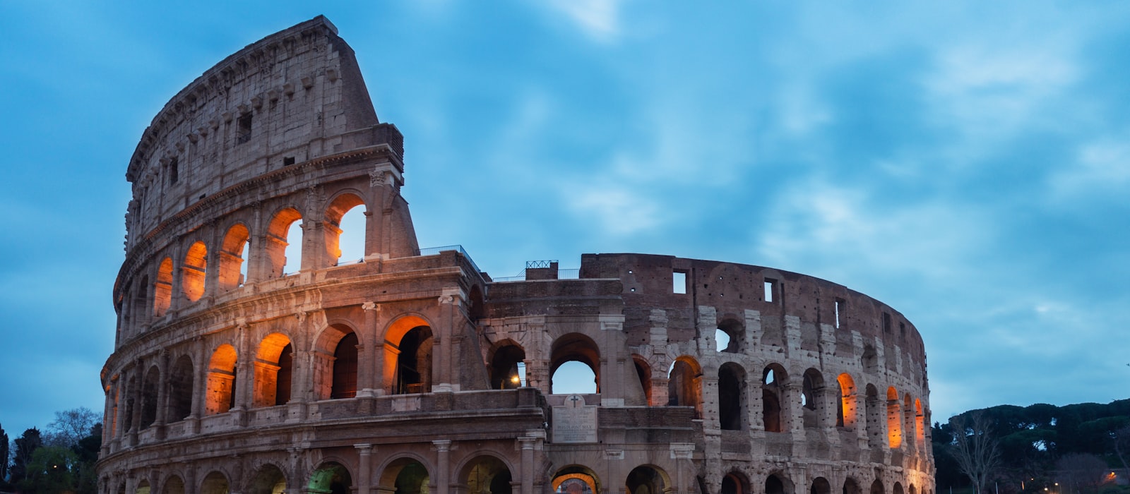 Le Colisée de Rome illuminé au crépuscule