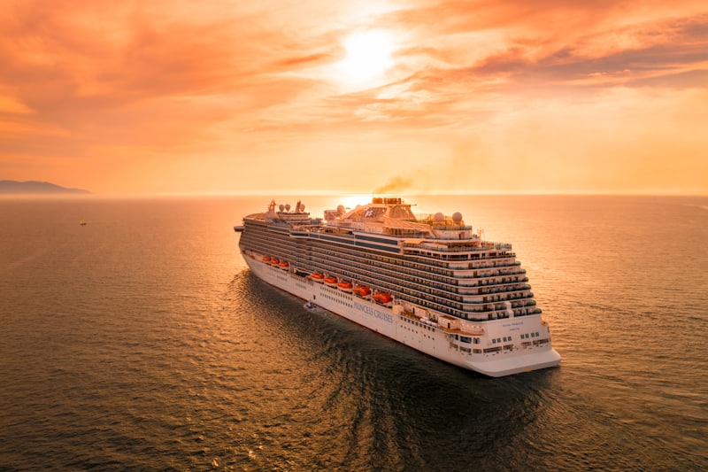 Navire de croisière naviguant au coucher du soleil