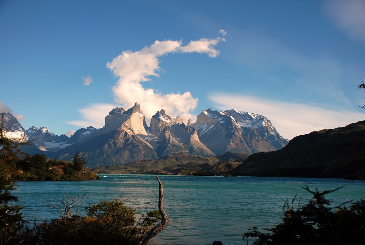 Massif des Cuernos del Paine dominant un lac glaciaire en Patagonie chilienne