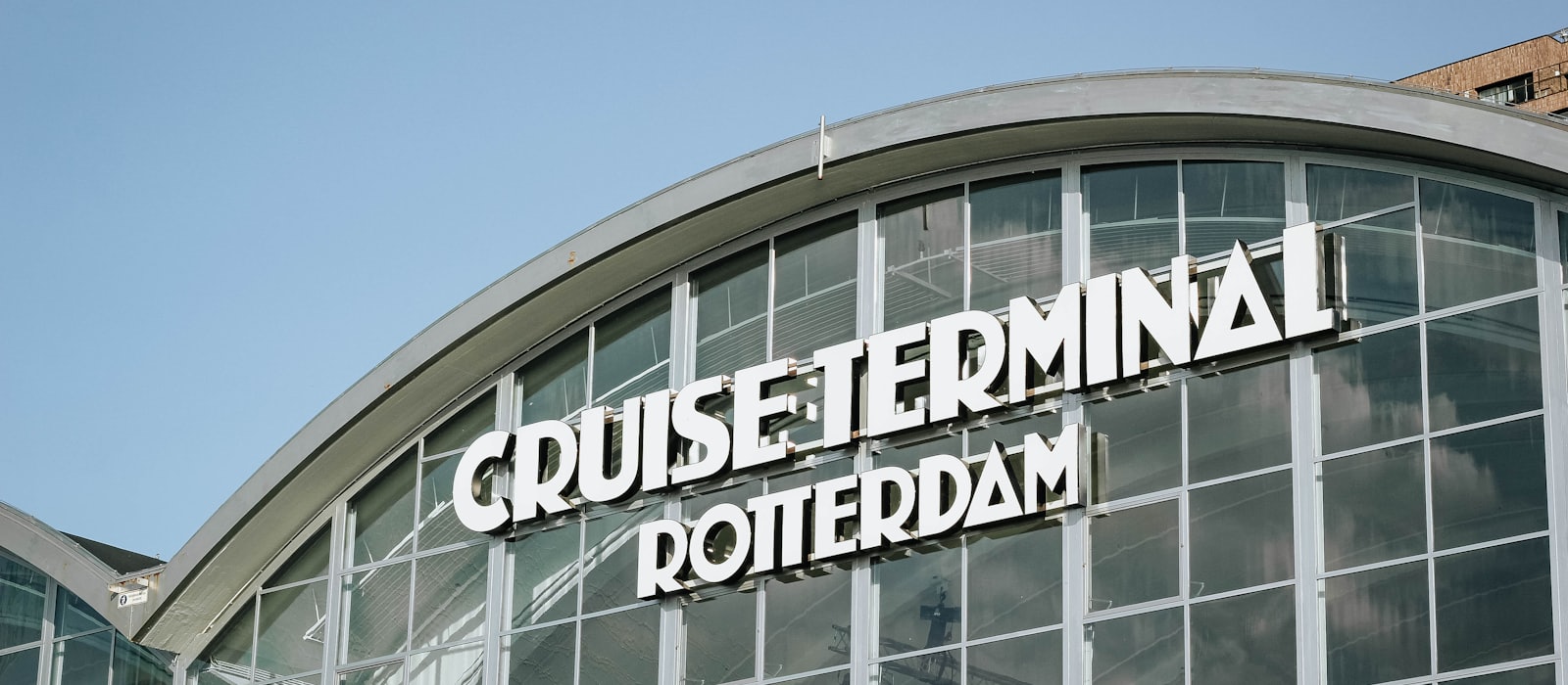 Façade d'un terminal de croisière portant l'inscription Cruise Terminal