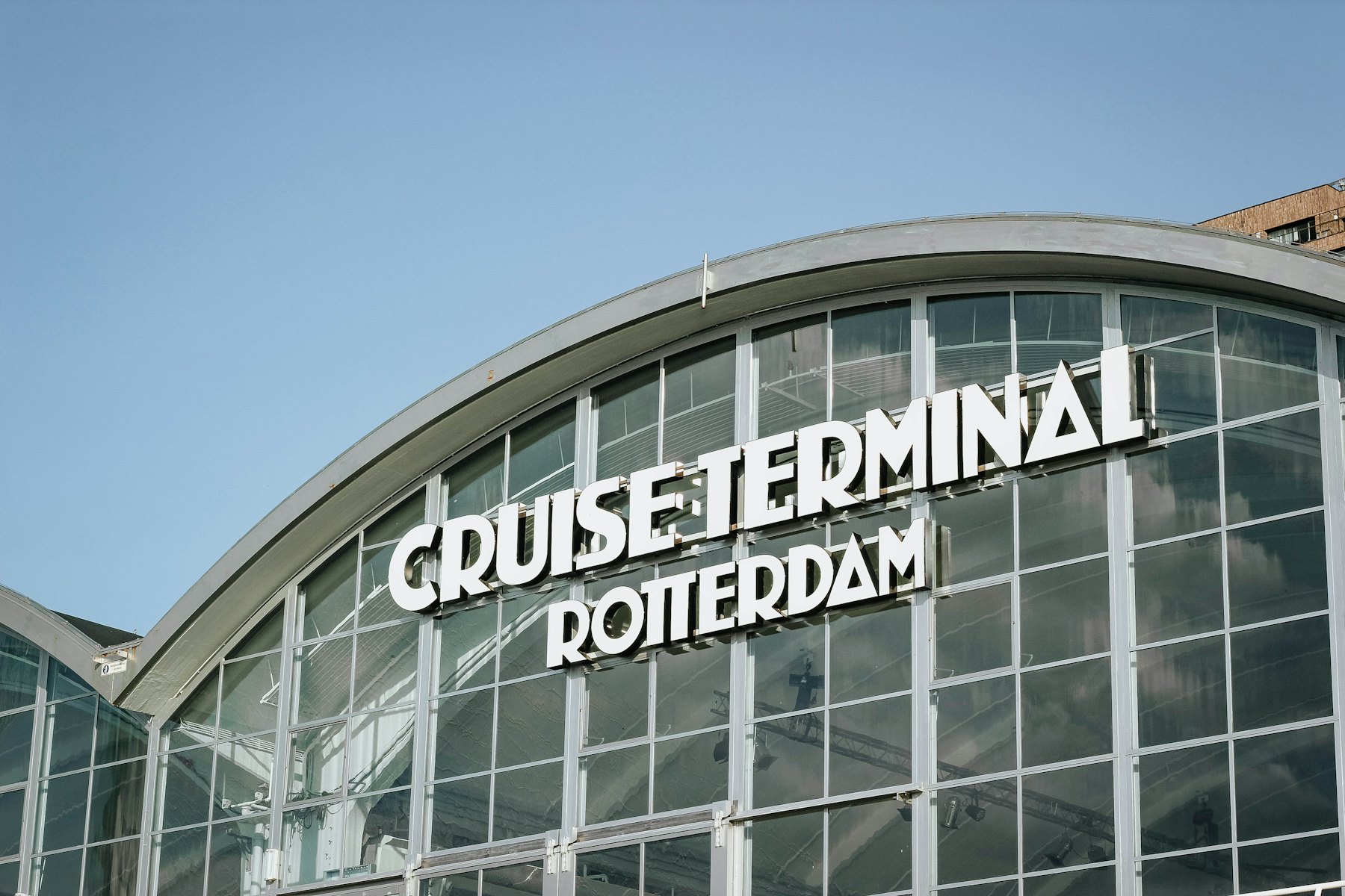 Façade d'un terminal de croisière portant l'inscription Cruise Terminal