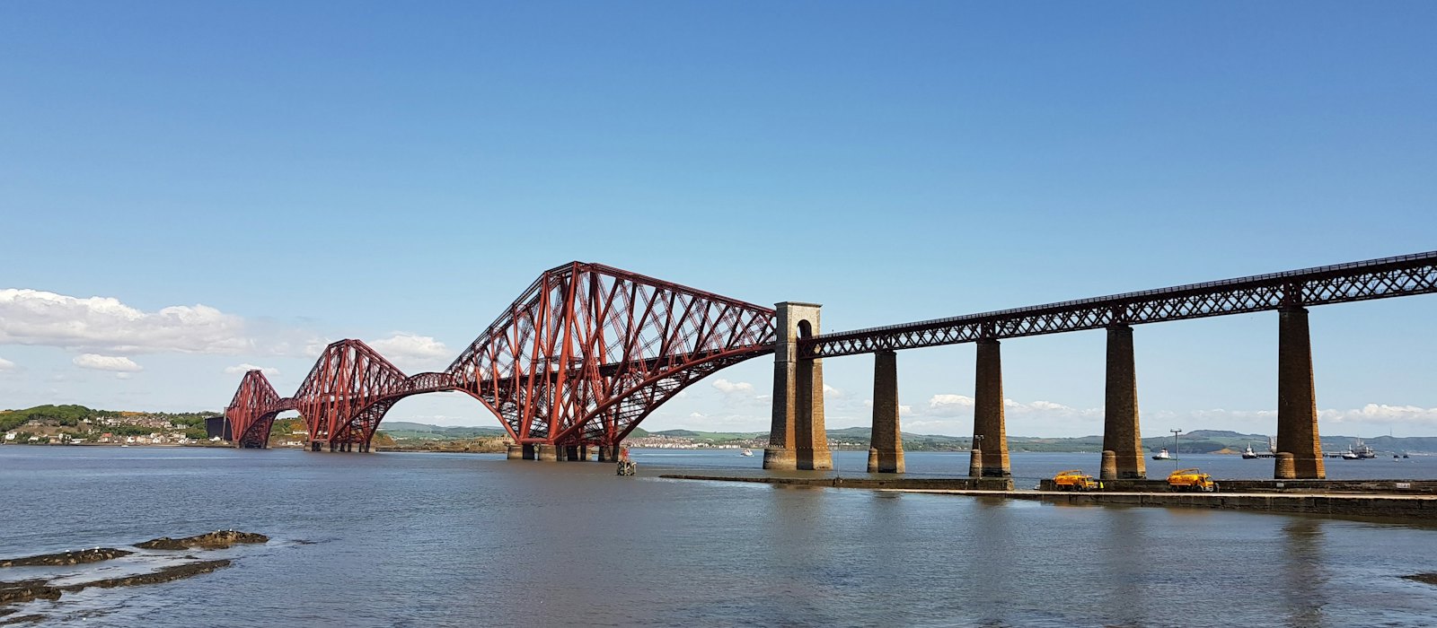 Le pont du Forth, pont ferroviaire rouge, au-dessus du Firth of Forth, près d'Édimbourg