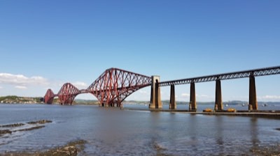 Le pont du Forth, pont ferroviaire rouge, au-dessus du Firth of Forth, près d'Édimbourg