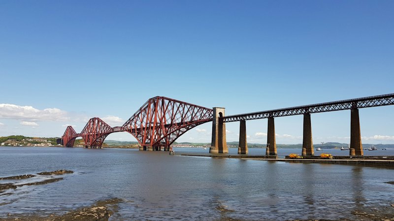 Le pont du Forth, pont ferroviaire rouge, au-dessus du Firth of Forth, près d'Édimbourg
