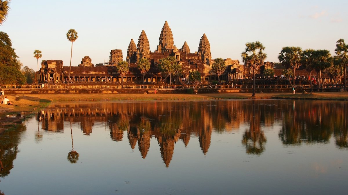 Les tours d'Angkor Vat et leur reflet dans un bassin au coucher du soleil, près de Siem Reap