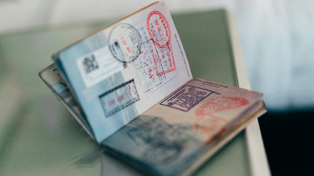 Un passeport ouvert, couvert de tampons de voyage