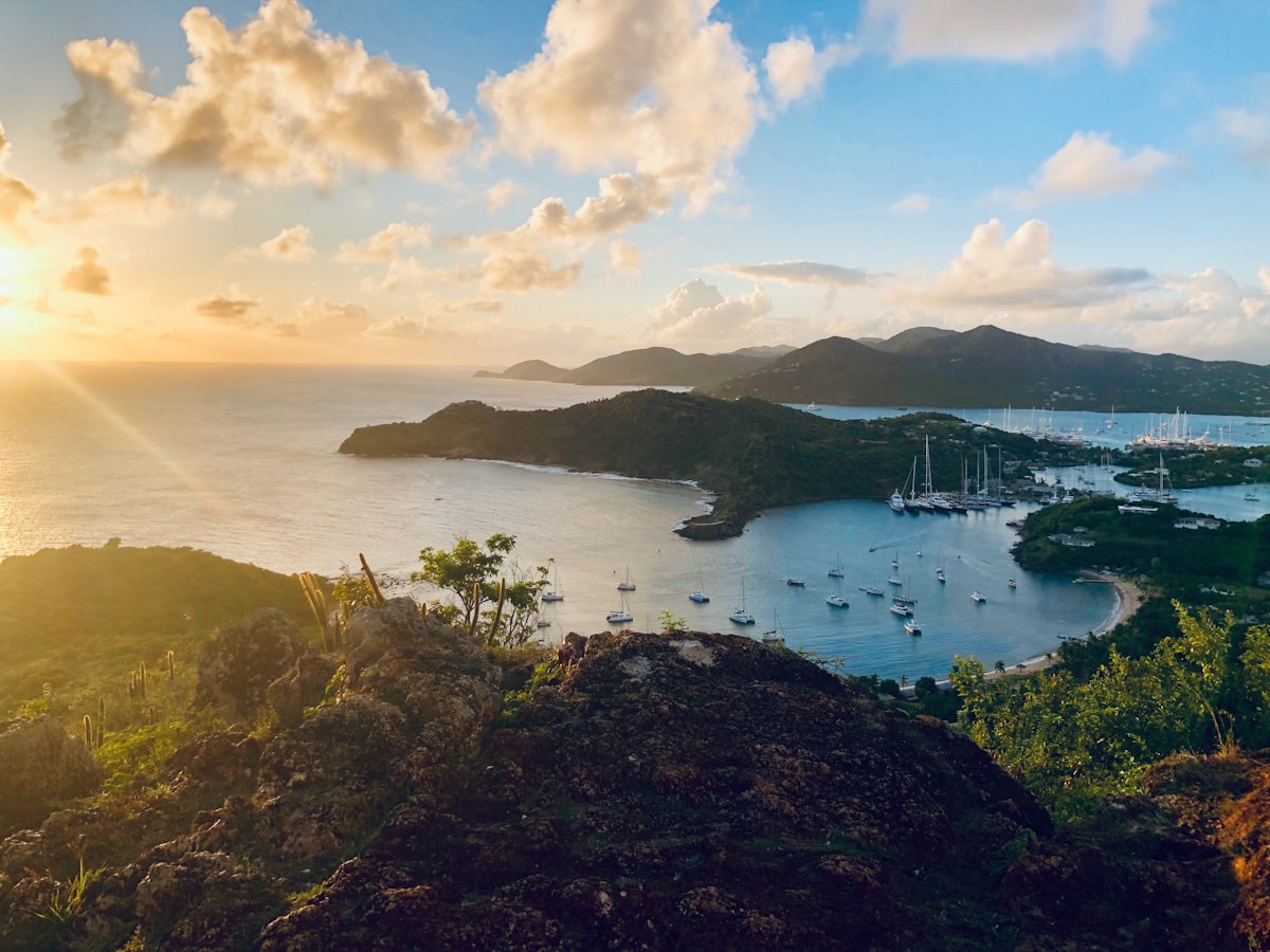 English Harbour à Antigua au coucher du soleil, voiliers au mouillage dans la baie