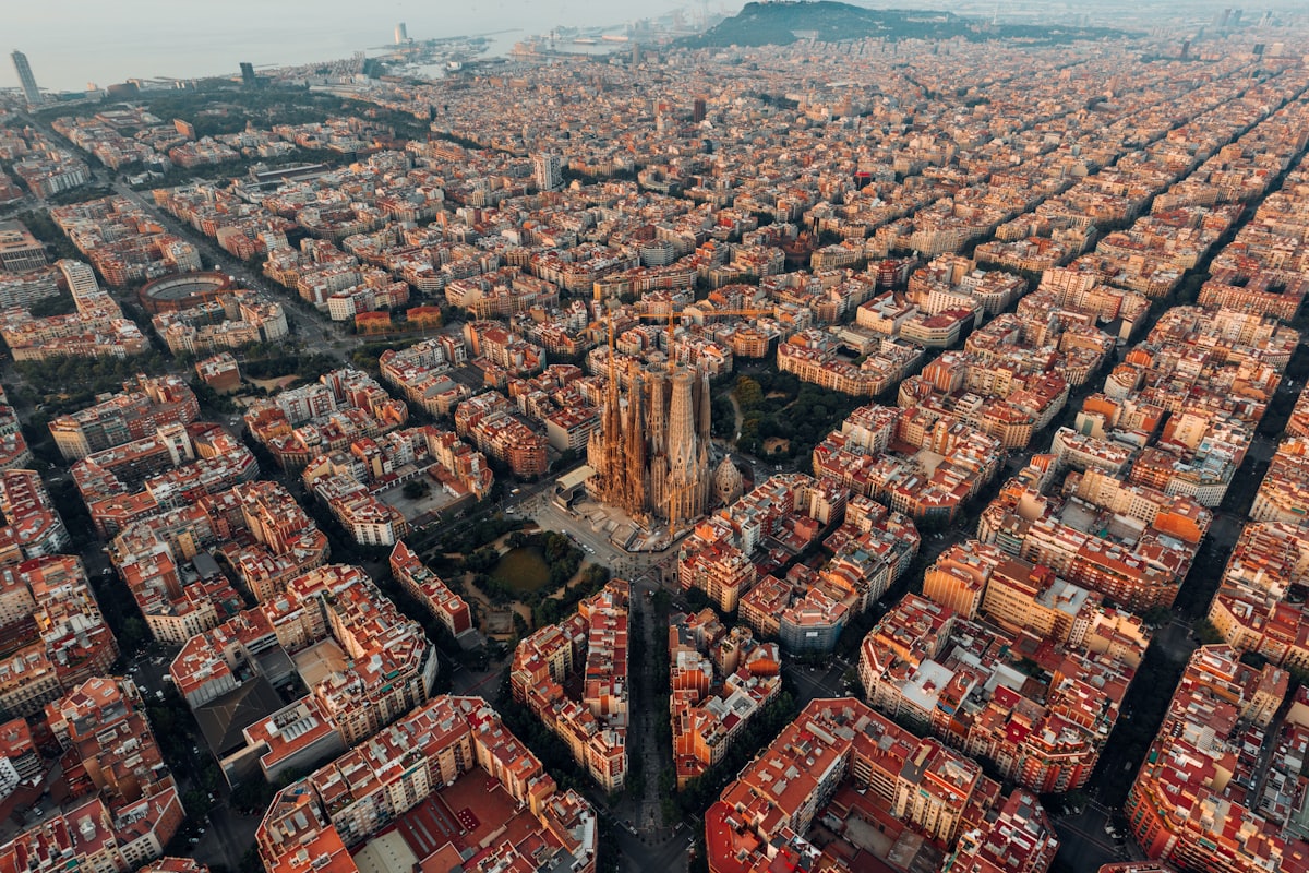 Vue aérienne de Barcelone avec la Sagrada Família au centre
