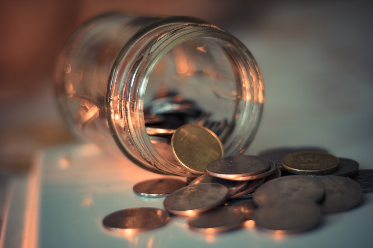 Bocal en verre rempli de pièces de monnaie