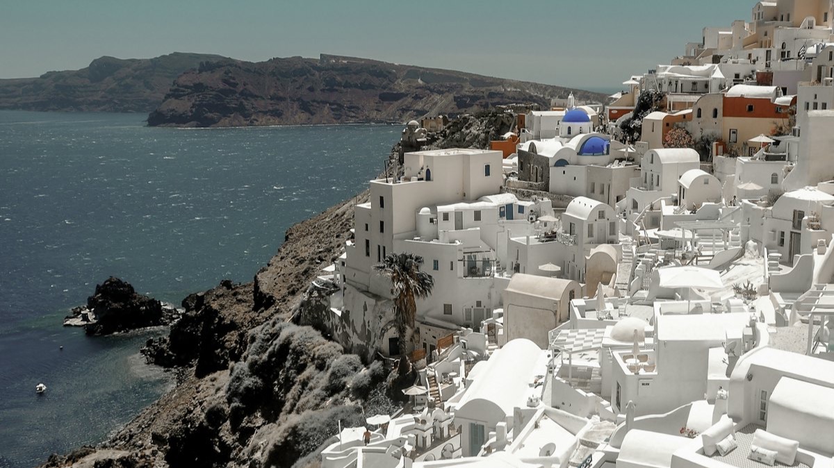 Les maisons blanches d'Oia, à Santorin, accrochées à la falaise au-dessus de la mer Égée