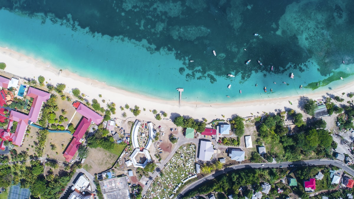 Vue aérienne de la plage de Grand Anse à la Grenade et de ses eaux turquoise