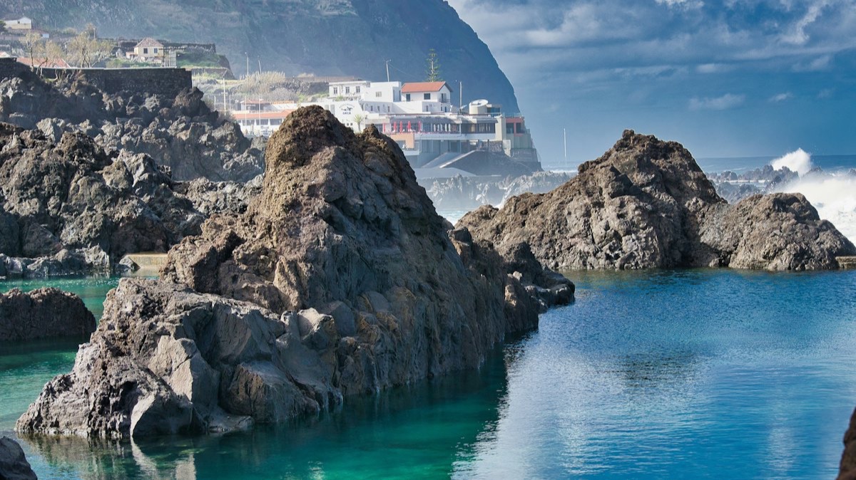 Les piscines naturelles de Porto Moniz, au nord de Madère, creusées dans la roche volcanique au pied des falaises