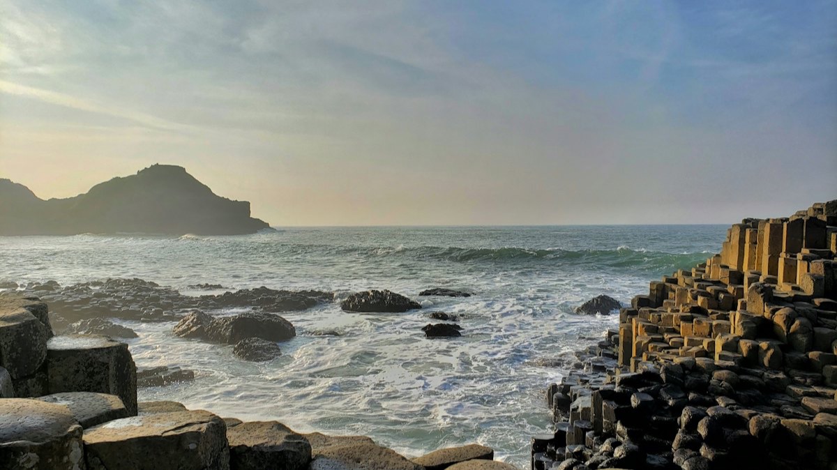 Les colonnes de basalte de la Chaussée des Géants face à la mer, en Irlande du Nord