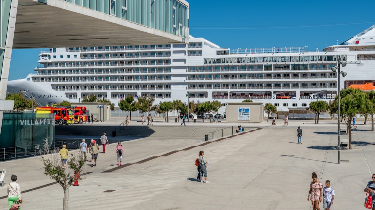Un paquebot de croisière amarré derrière la Villa Méditerranée, sur l'esplanade du J4 à Marseille