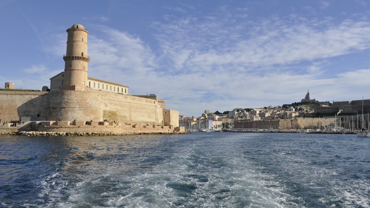 Le fort Saint-Jean à l'entrée du Vieux-Port de Marseille, vu depuis un bateau qui quitte le port