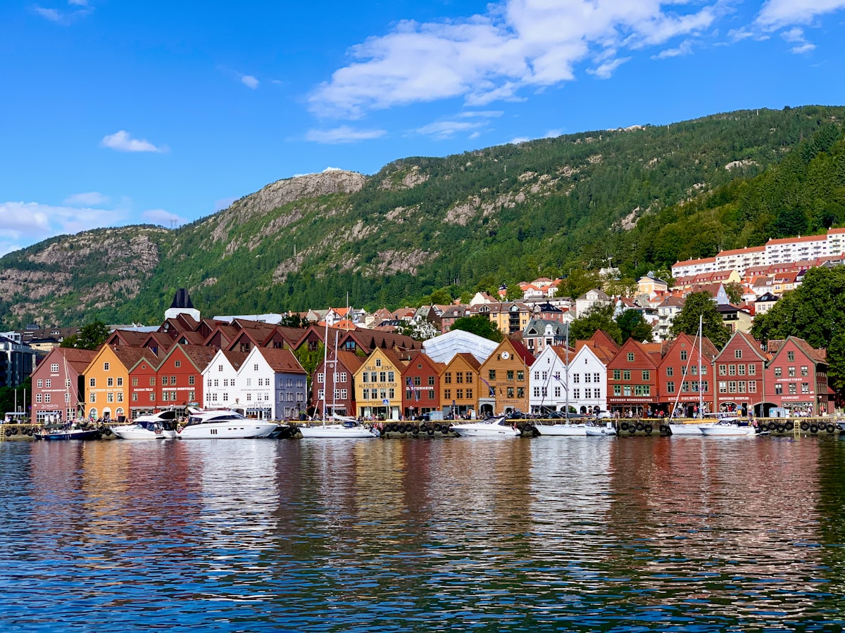 Les maisons de bois colorées de Bryggen le long du port de Bergen