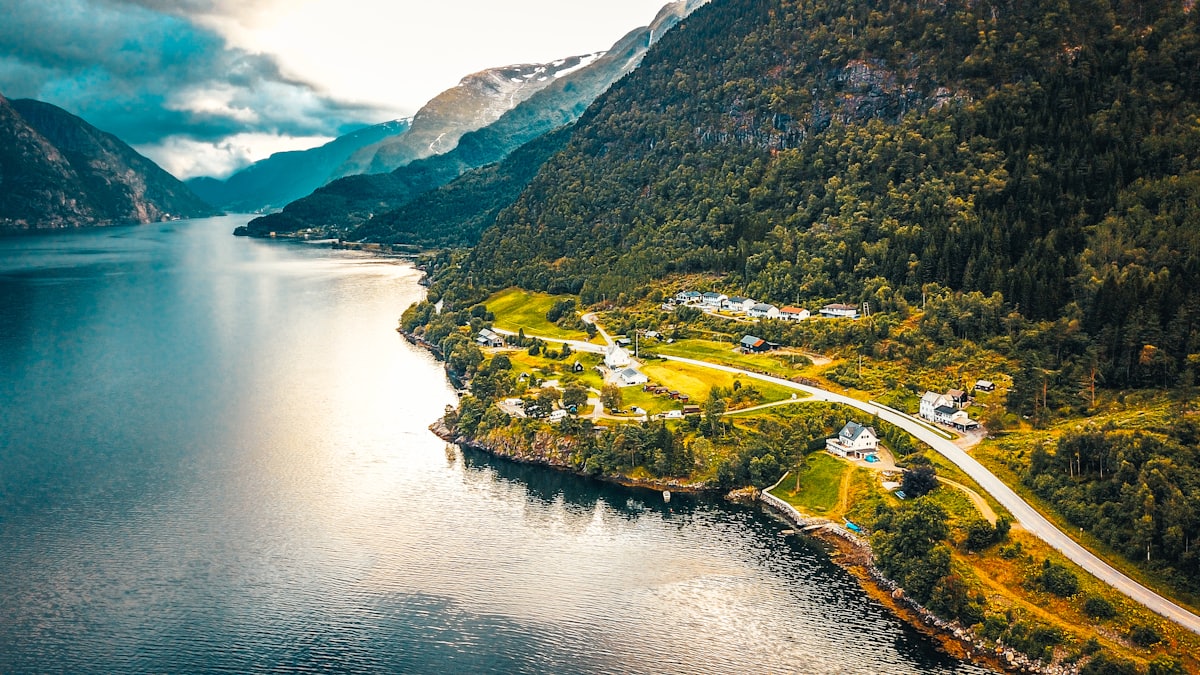 Petit village norvégien au fond d'un bras de fjord encaissé