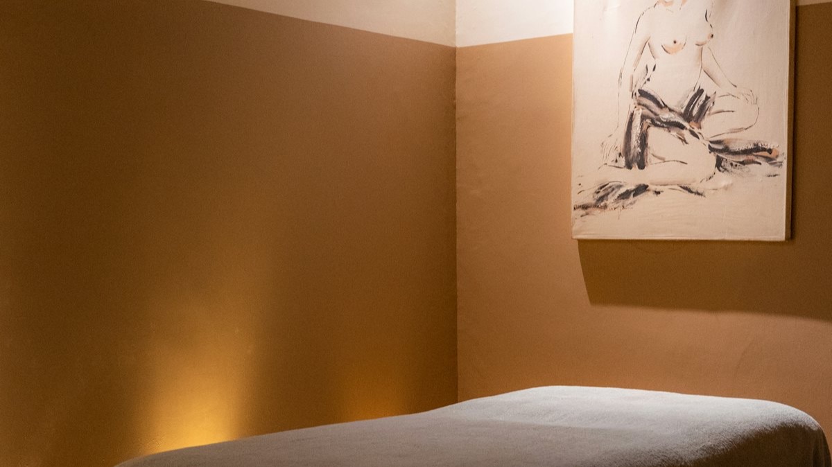 Une cabine de massage à la lumière tamisée, avec sa table de soins