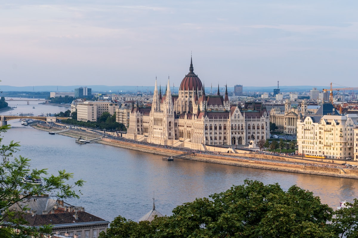 Le Parlement hongrois bordant le Danube à Budapest