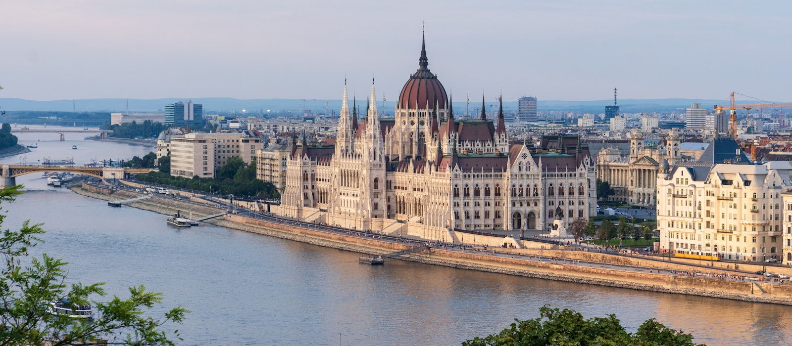 Le Parlement hongrois bordant le Danube à Budapest