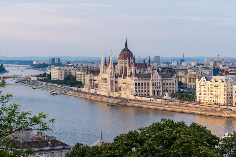 Le Parlement hongrois bordant le Danube à Budapest