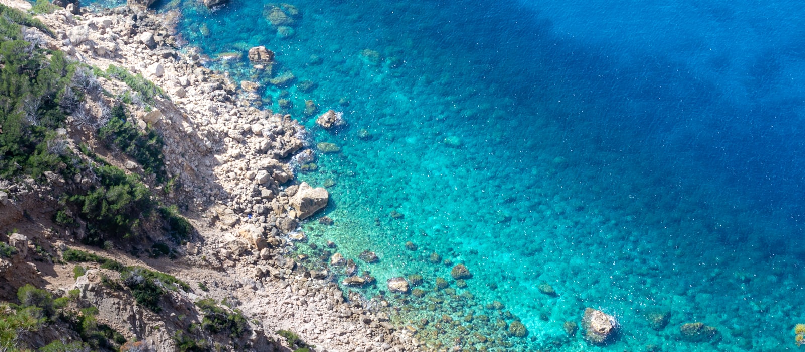 Crique méditerranéenne aux eaux turquoise vue du ciel