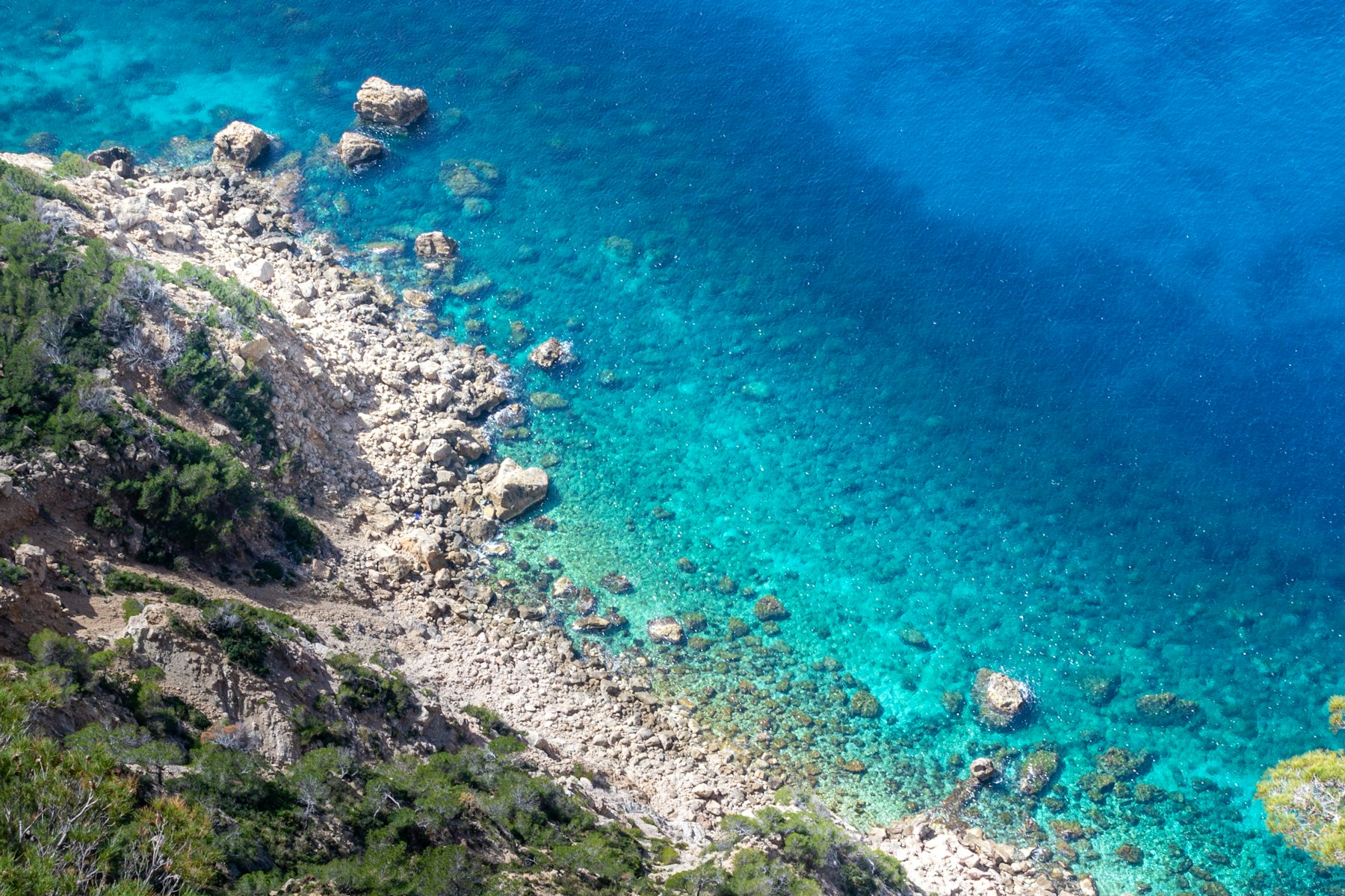 Crique méditerranéenne aux eaux turquoise vue du ciel