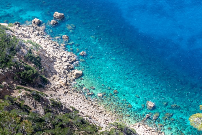 Crique méditerranéenne aux eaux turquoise vue du ciel