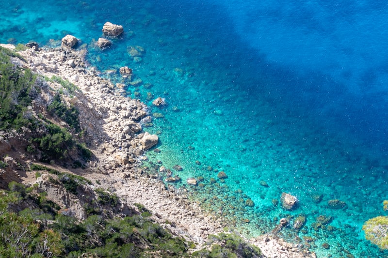 Crique méditerranéenne aux eaux turquoise vue du ciel