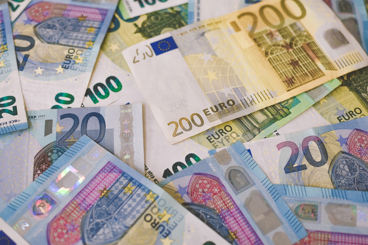 Billets en euros posés les uns sur les autres