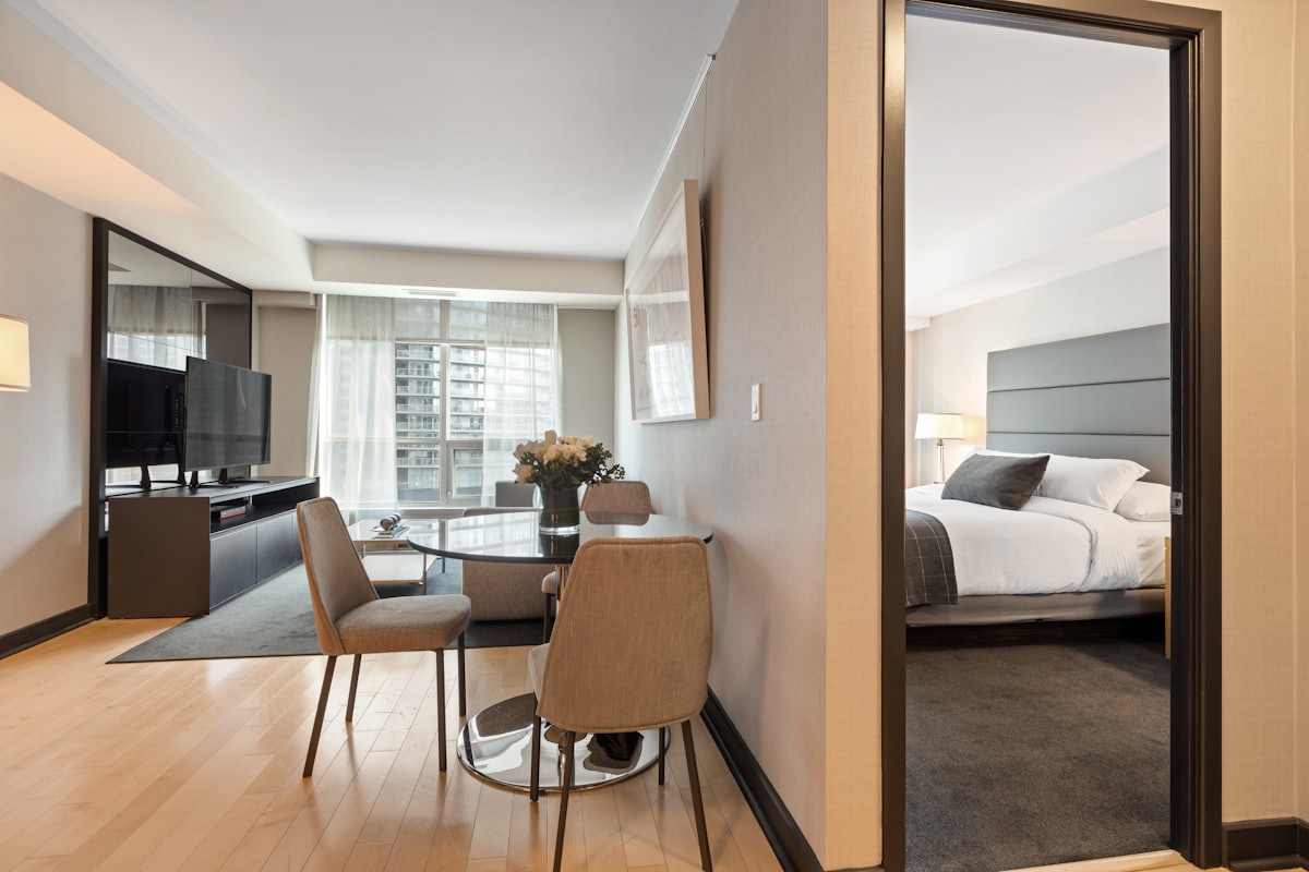 Salon d'une suite avec coin repas et chambre attenante