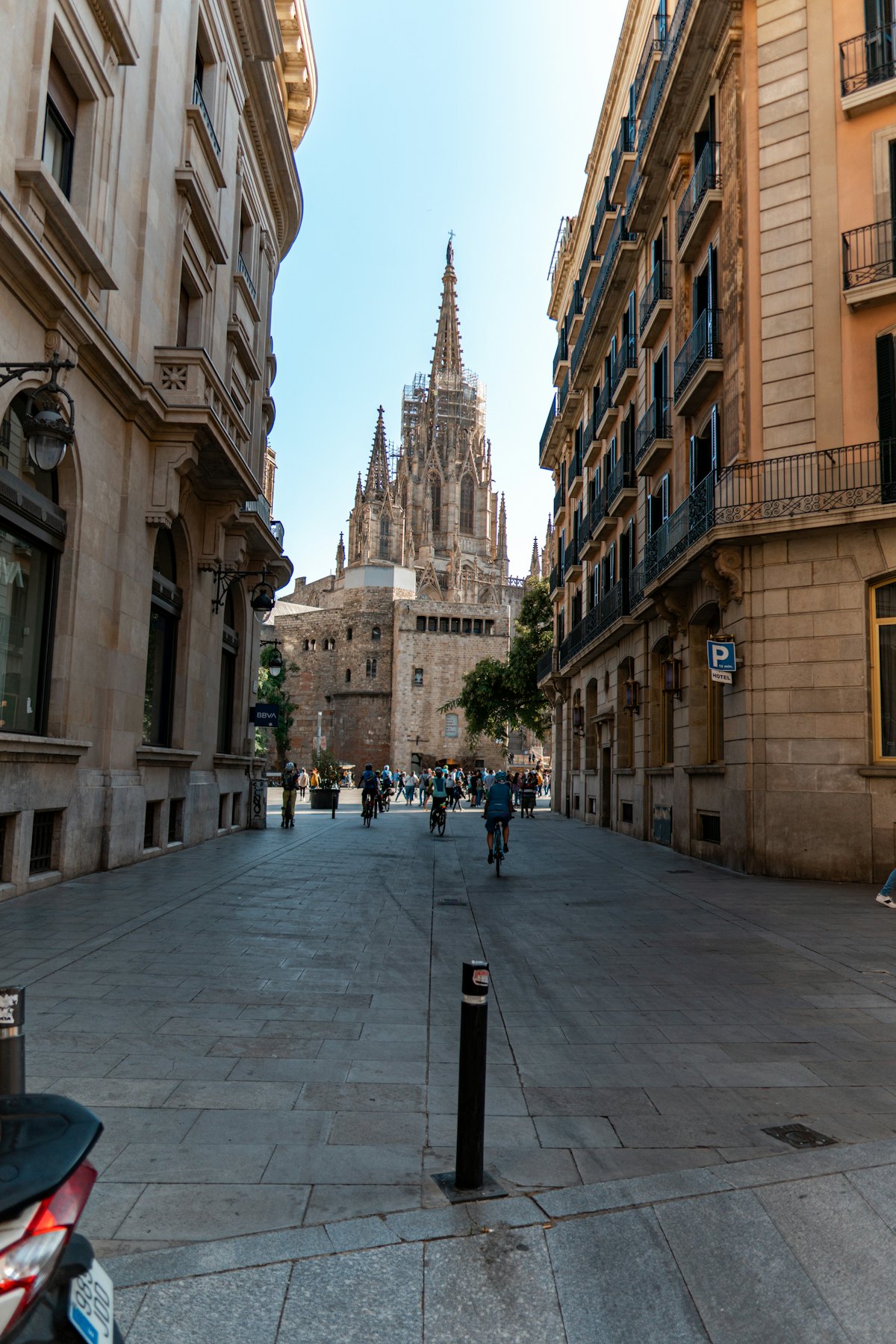 Rue animée d'une ville méditerranéenne avec des passants