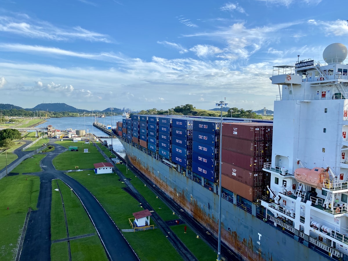 Navire franchissant les écluses du canal de Panama
