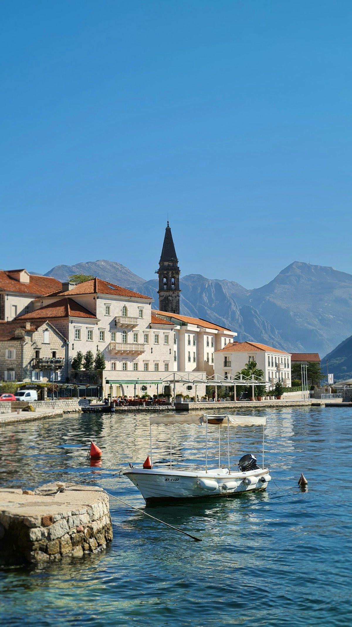 Palais vénitiens et campanile de Perast au fond de la baie de Kotor