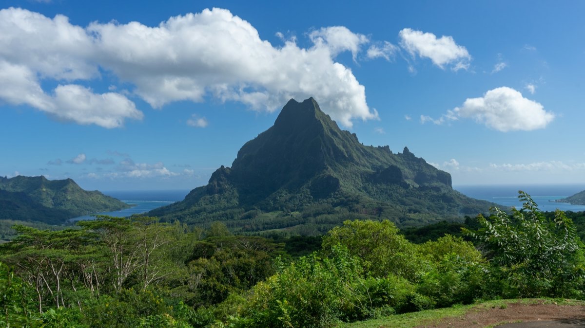 Le mont Rotui entre les baies de Cook et d'Opunohu, vu du belvédère de Moorea