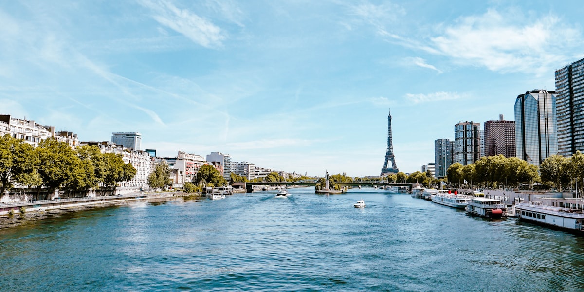 La Seine à Paris avec la tour Eiffel et des bateaux amarrés le long des quais