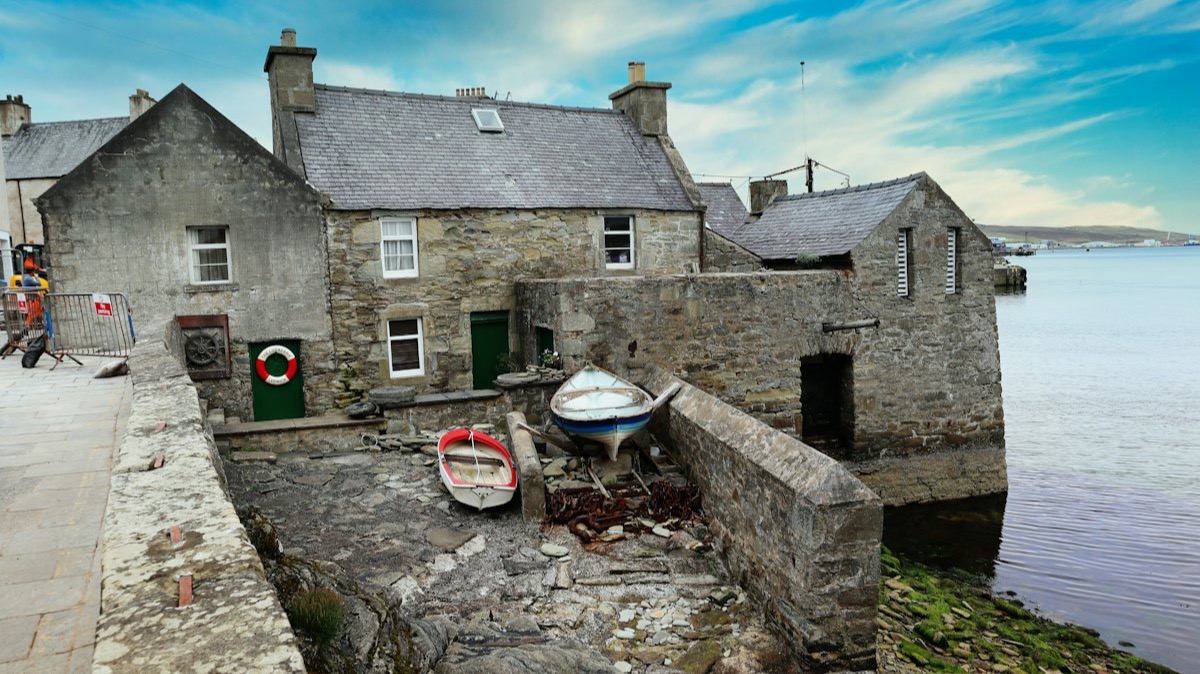 La Lodberrie, maison de pierre bâtie au bord de l'eau avec sa cale, à Lerwick, dans les Shetland