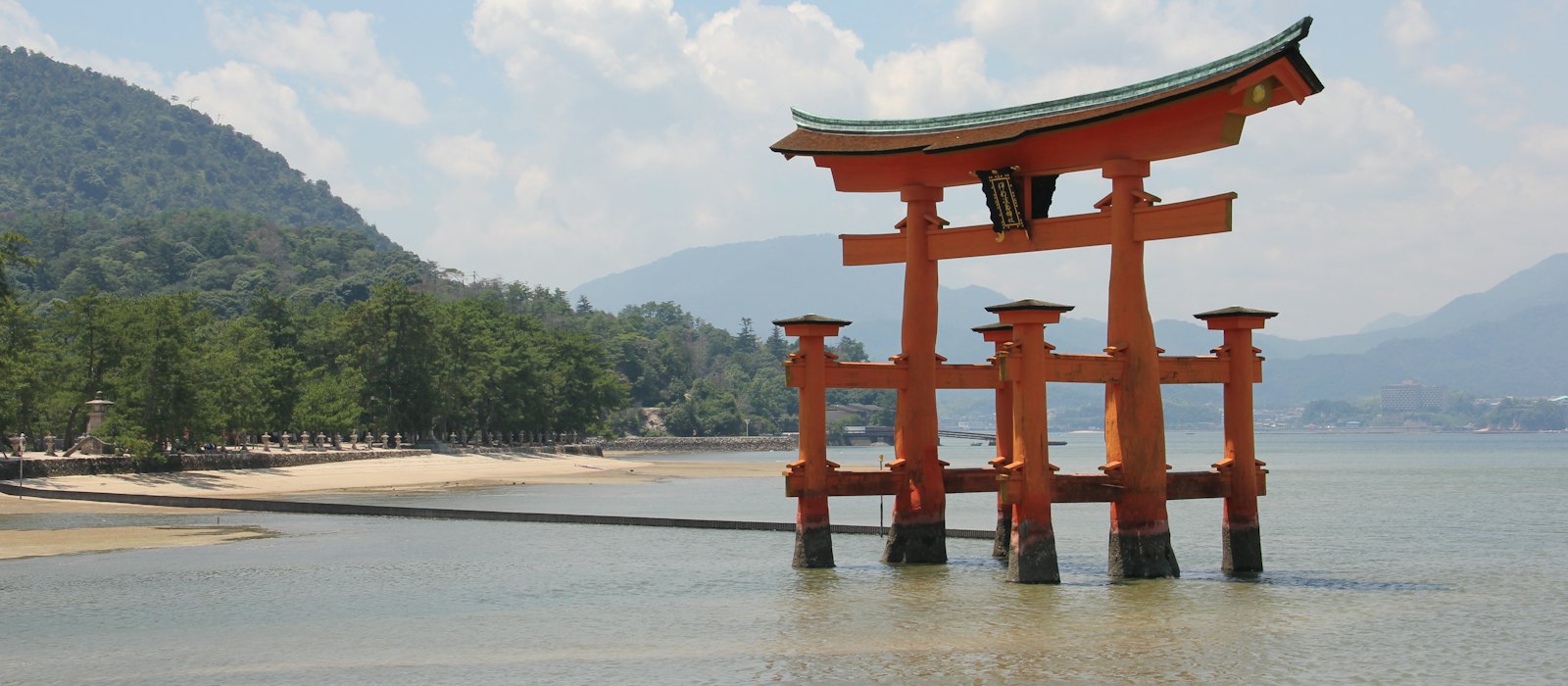 Le grand torii du sanctuaire d'Itsukushima, dressé dans la mer au large de l'île de Miyajima