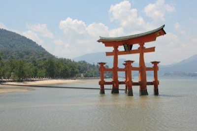 Le grand torii du sanctuaire d'Itsukushima, dressé dans la mer au large de l'île de Miyajima
