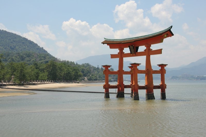 Le grand torii du sanctuaire d'Itsukushima, dressé dans la mer au large de l'île de Miyajima