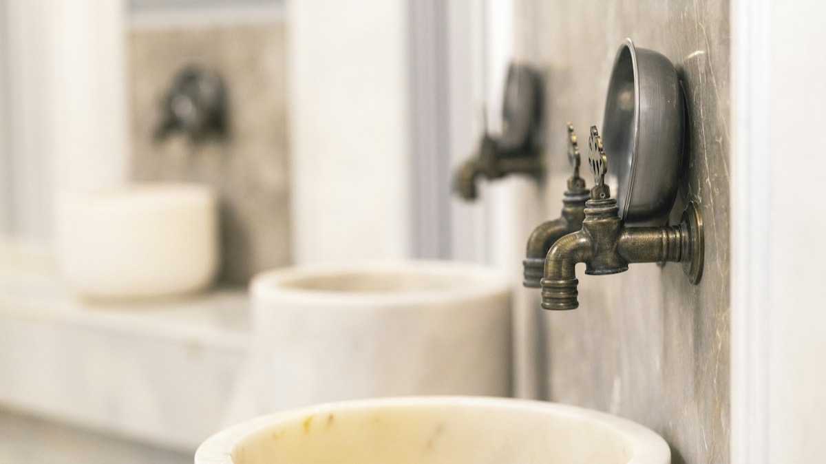 Les vasques de marbre et les robinets de laiton d'un hammam