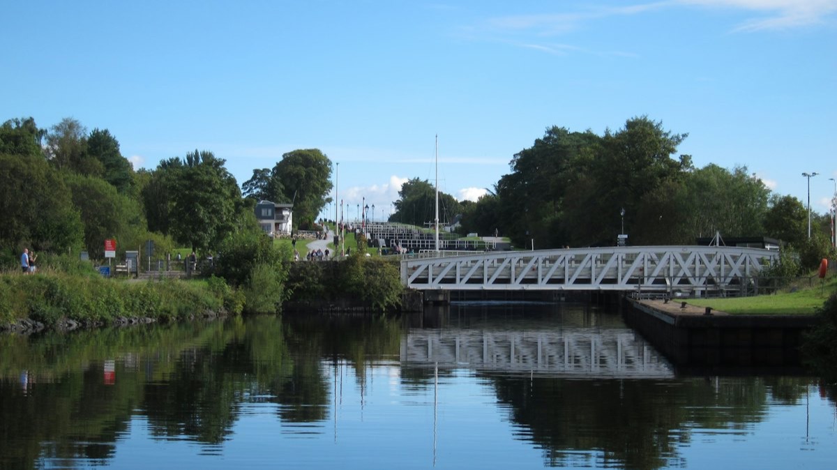 Un pont tournant blanc au-dessus des eaux calmes du canal Calédonien, au pied de l'escalier de Neptune, à Banavie