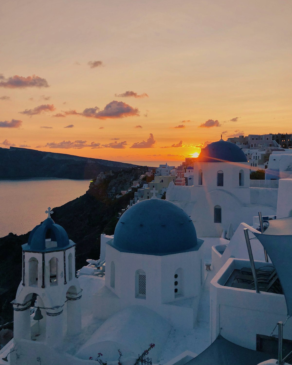 Dômes bleus d'Oia à Santorin au coucher du soleil